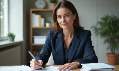 Femme d'âge moyen en costume navy dans un bureau moderne